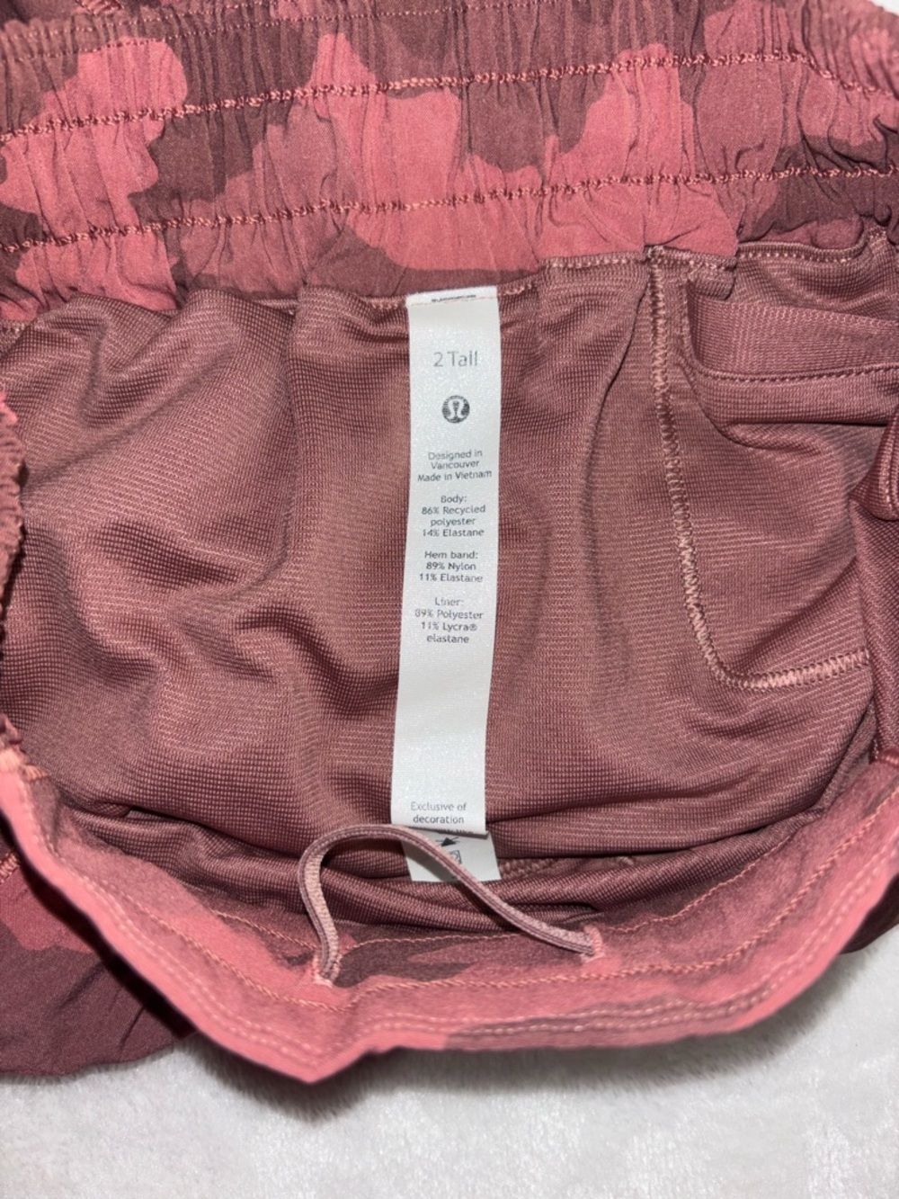women’s pink camo lululemon hotty hot shorts - Picture 3 of 4